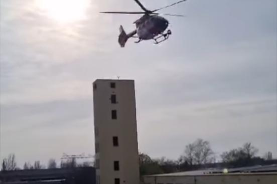 Hubschrauber beim Start im Innenhof der Feuerwehr