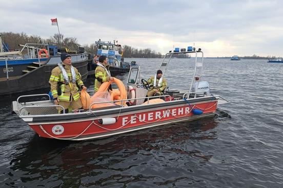 Rettungsboot der Feuerwehr mit 3 Mann Besatzung auf dem Wasser